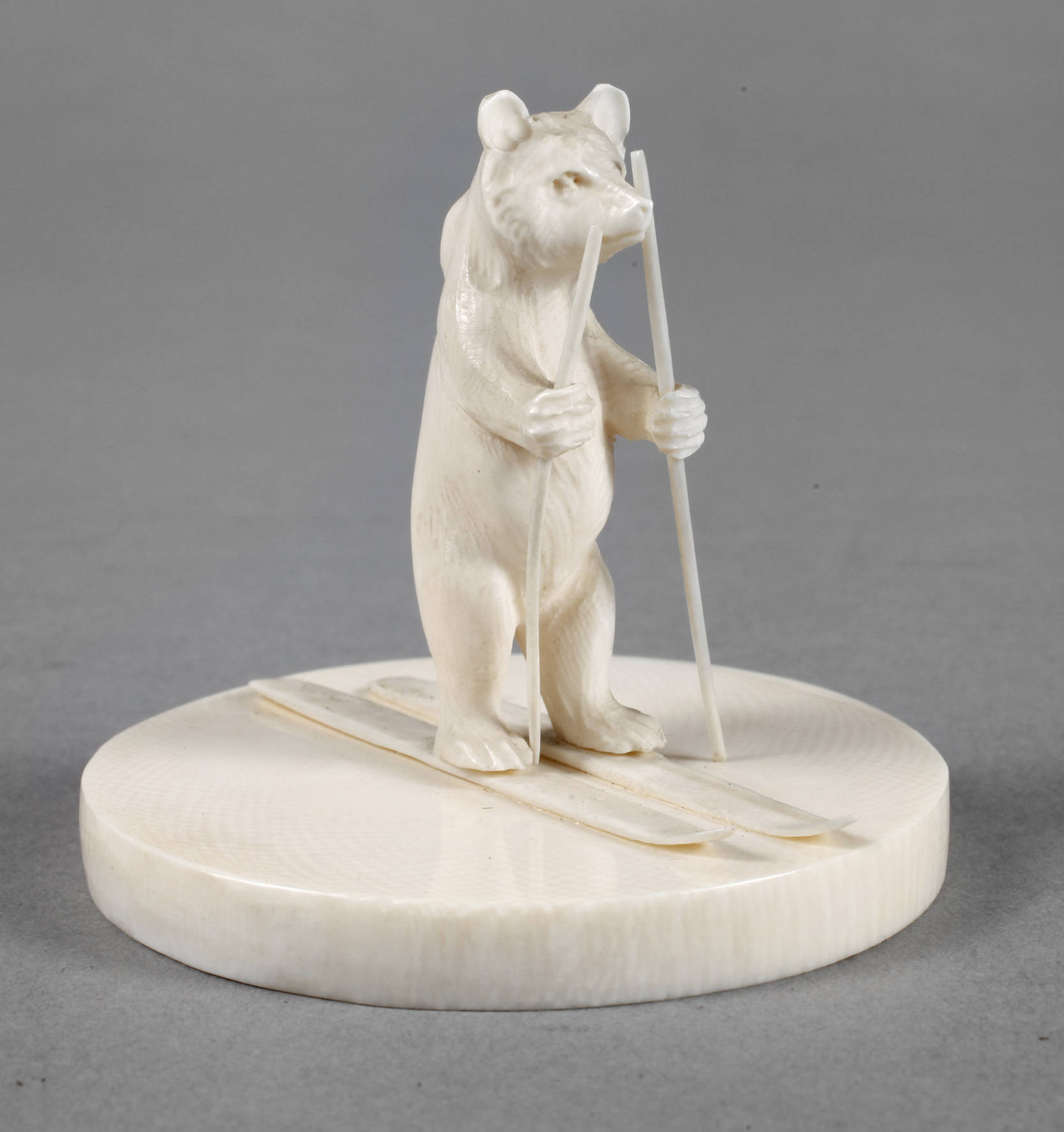 Feine Elfenbeinschnitzerei