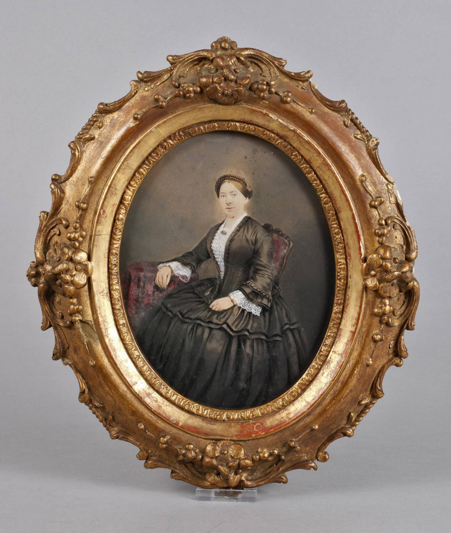 ovaler Goldstuckrahmen