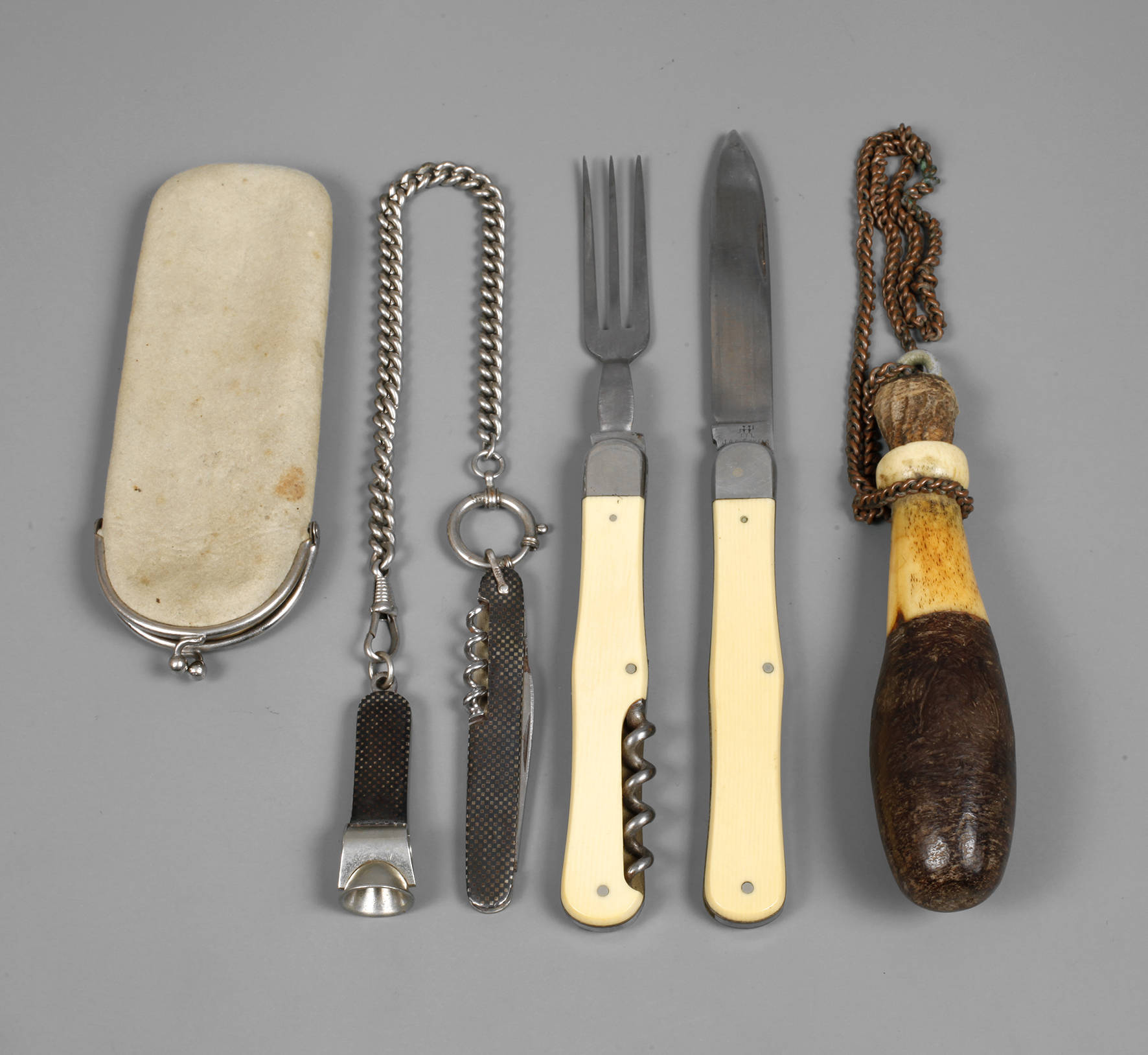 Konvolut Reiseutensilien und Pulverhorn