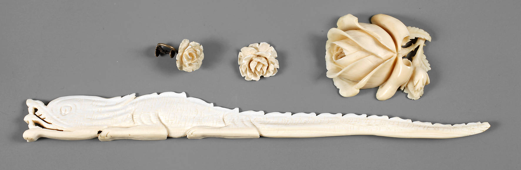 Vier Teile Elfenbein