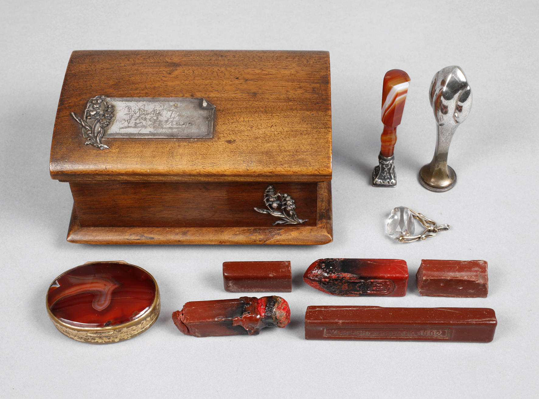 Drei Petschafte und Achatdose