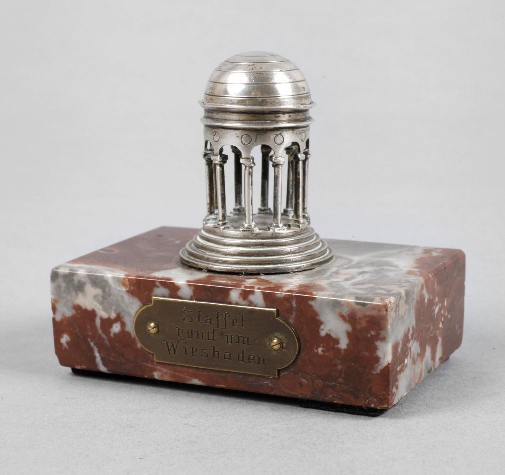 Nerobergtempel als Briefbeschwerer