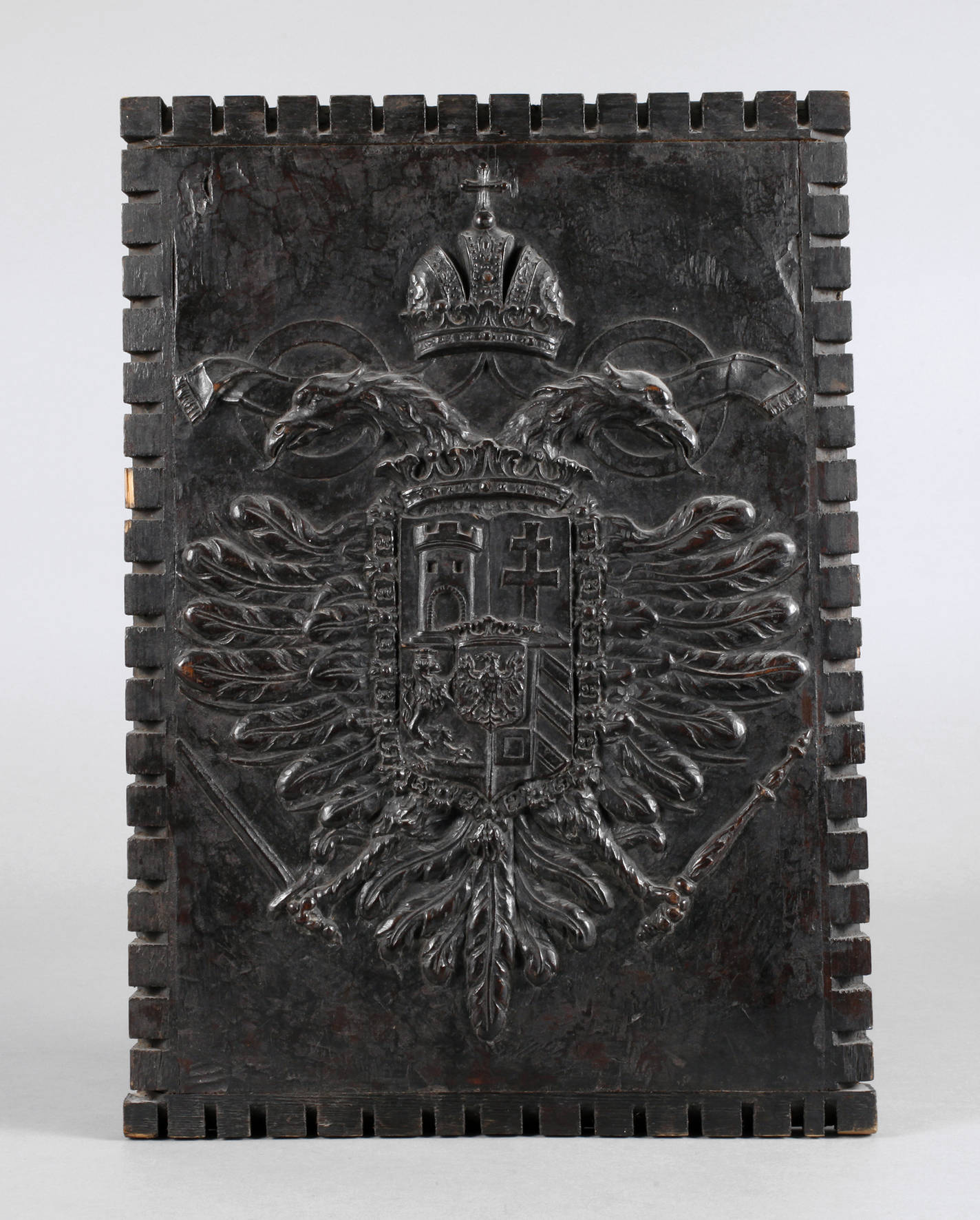 Geschnitzte Wappenplatte