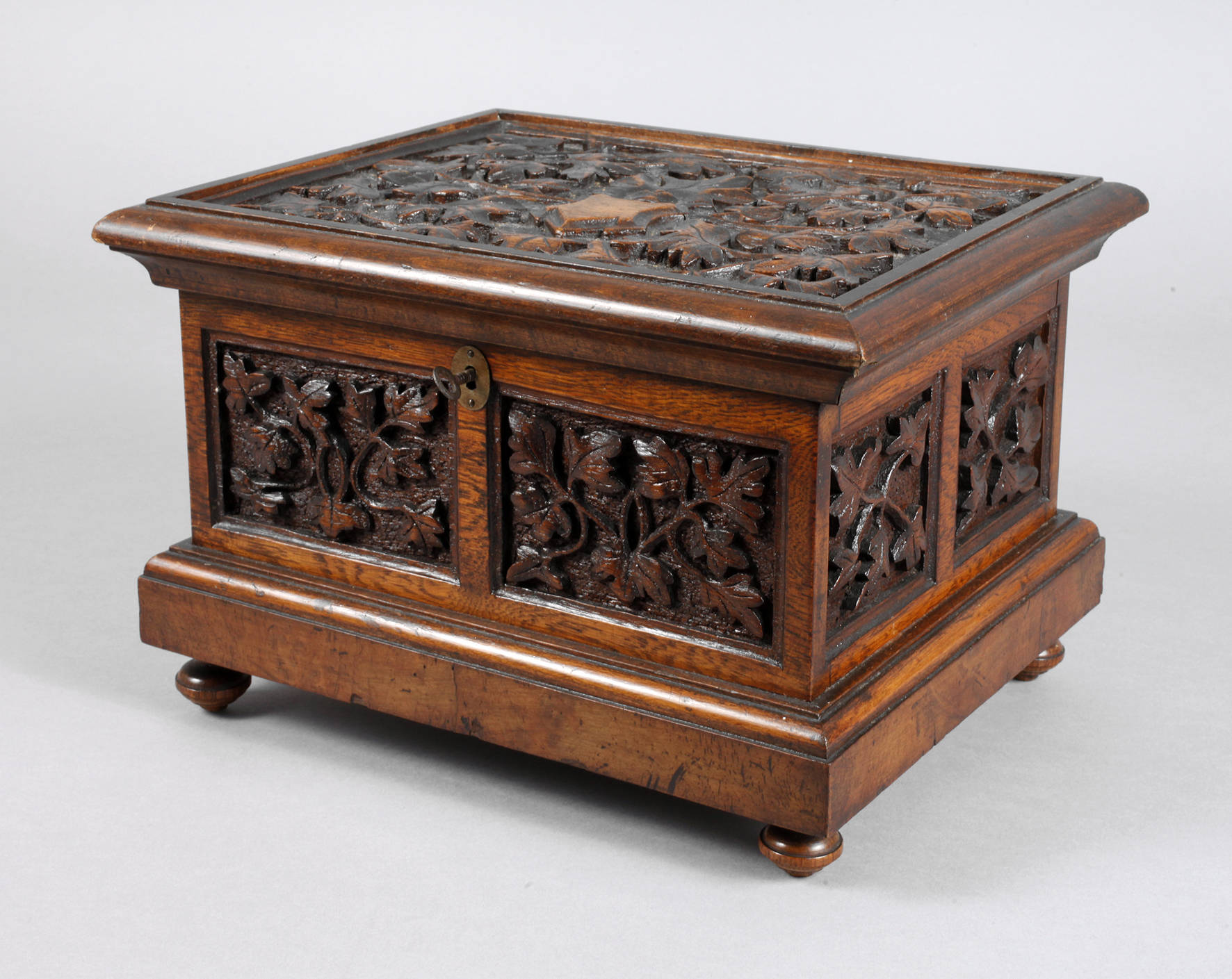 Geschnitzte Schatulle