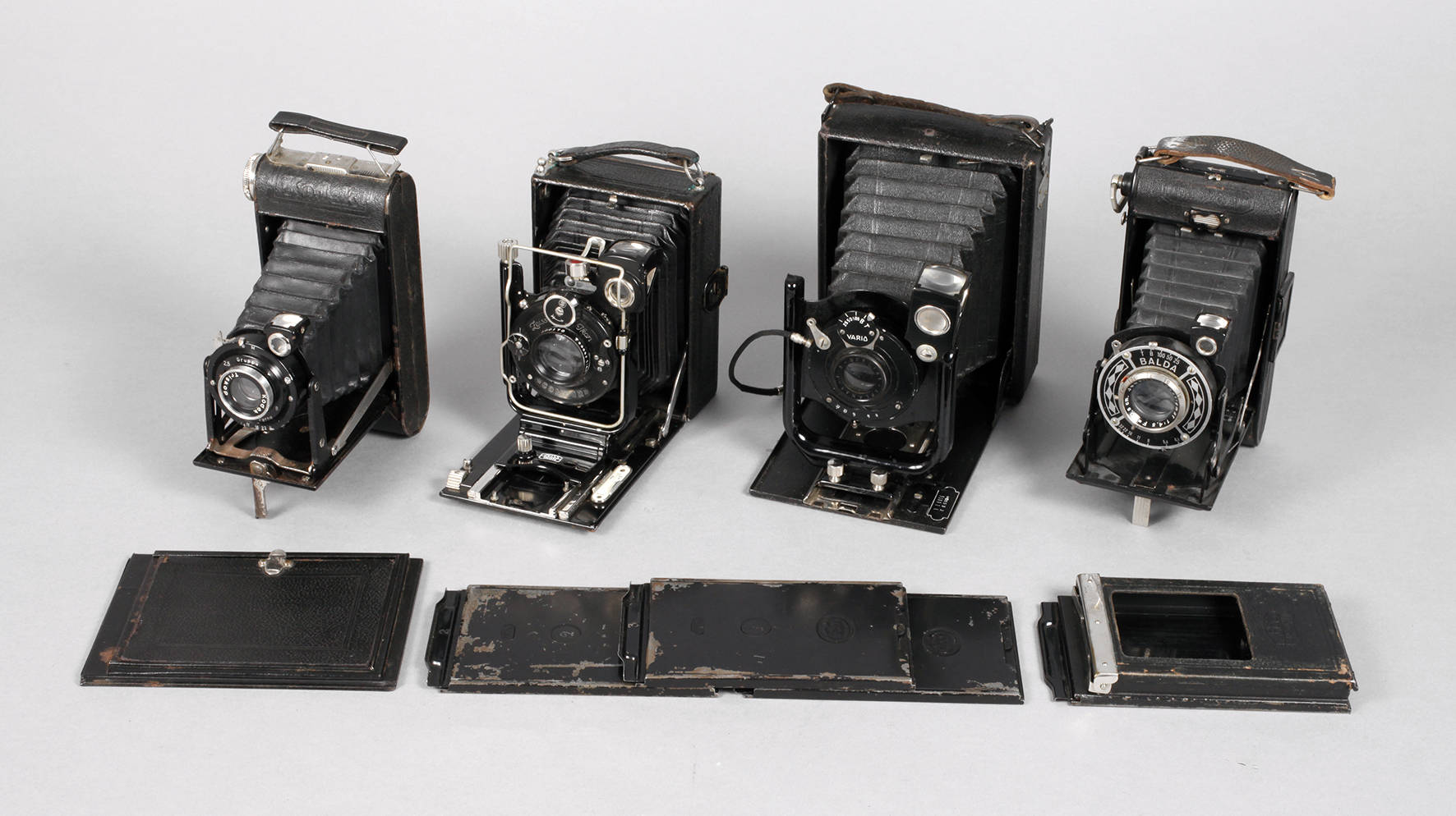 Vier Faltenbalgkameras