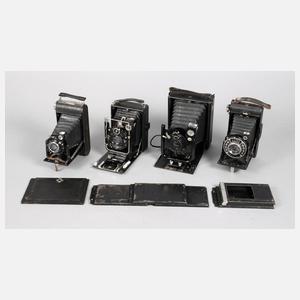 Vier Faltenbalgkameras