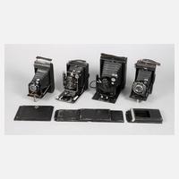 Vier Faltenbalgkameras111