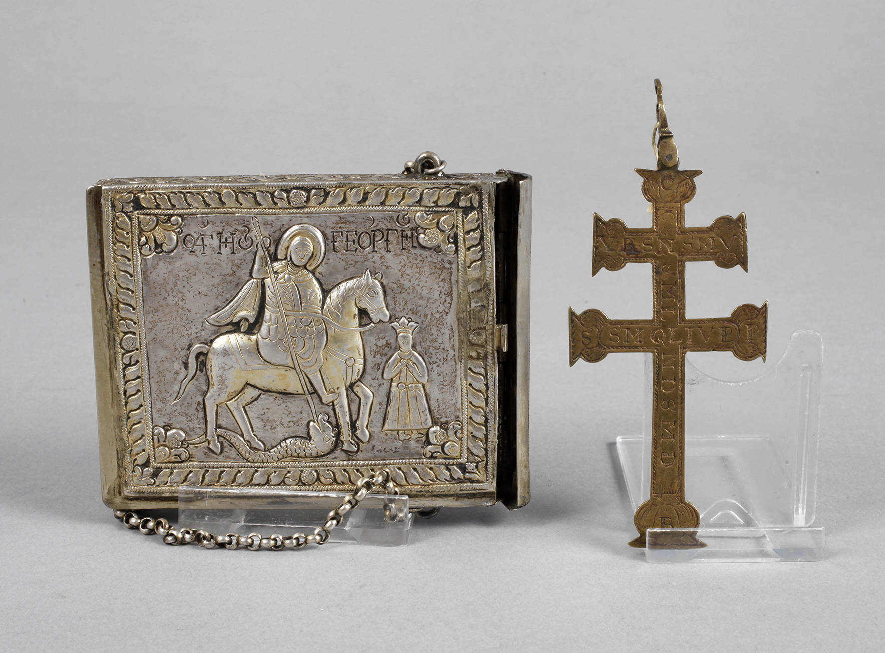 Silberetui und Kruzifix