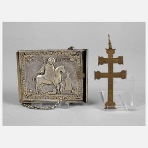 Silberetui und Kruzifix