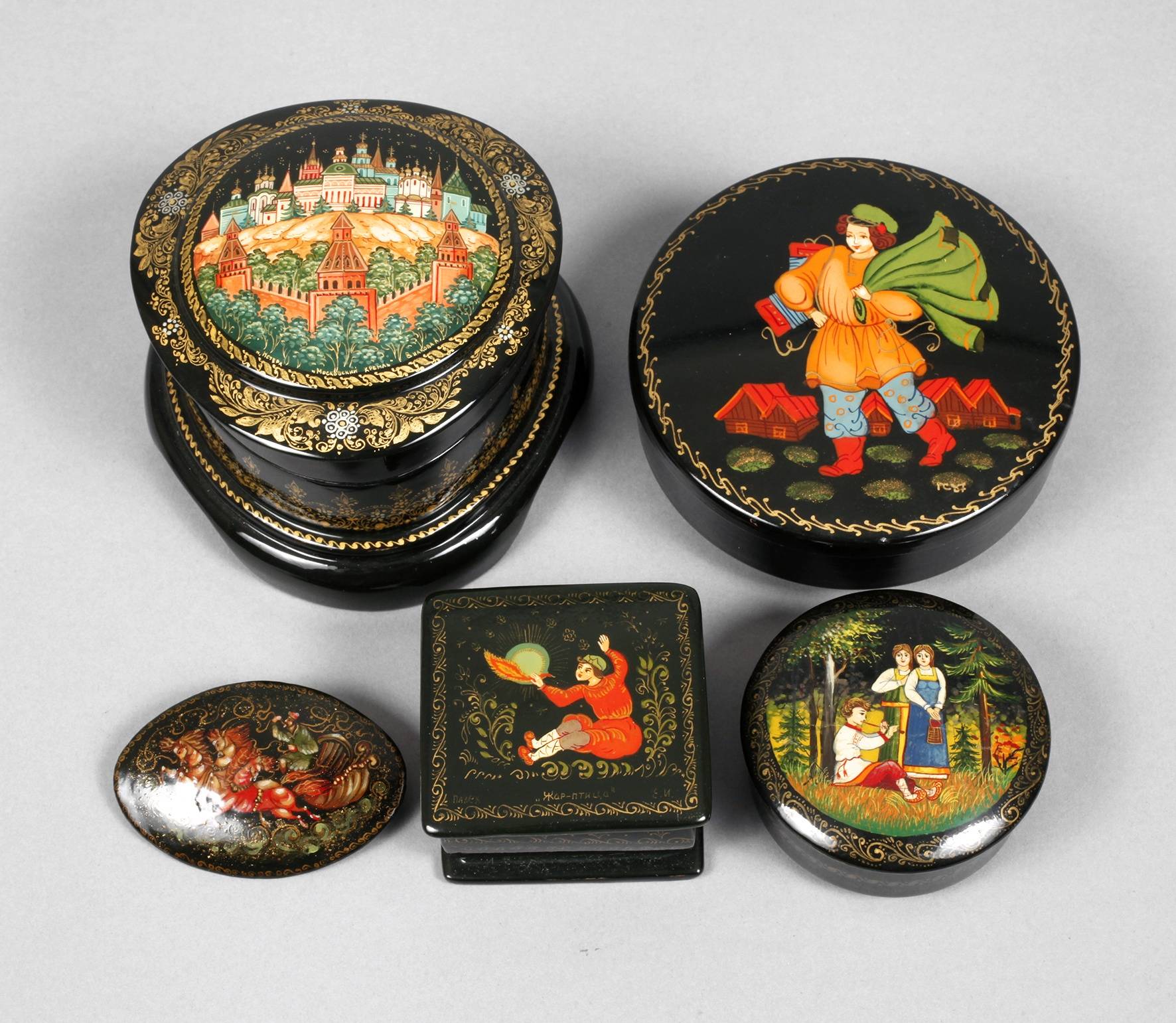 Vier Lackdosen und Brosche