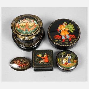 Vier Lackdosen und Brosche