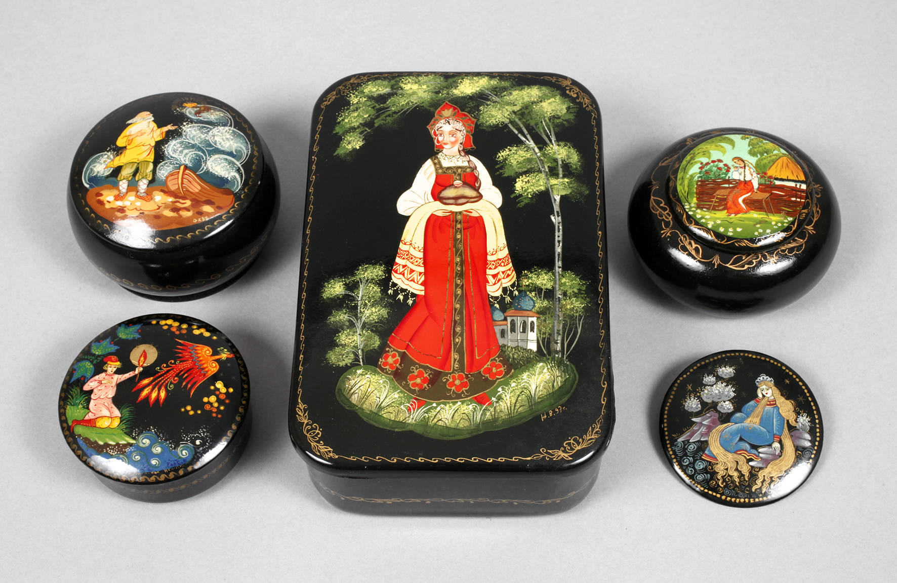 Vier Lackdosen und Brosche