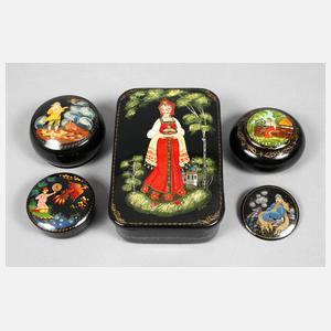 Vier Lackdosen und Brosche