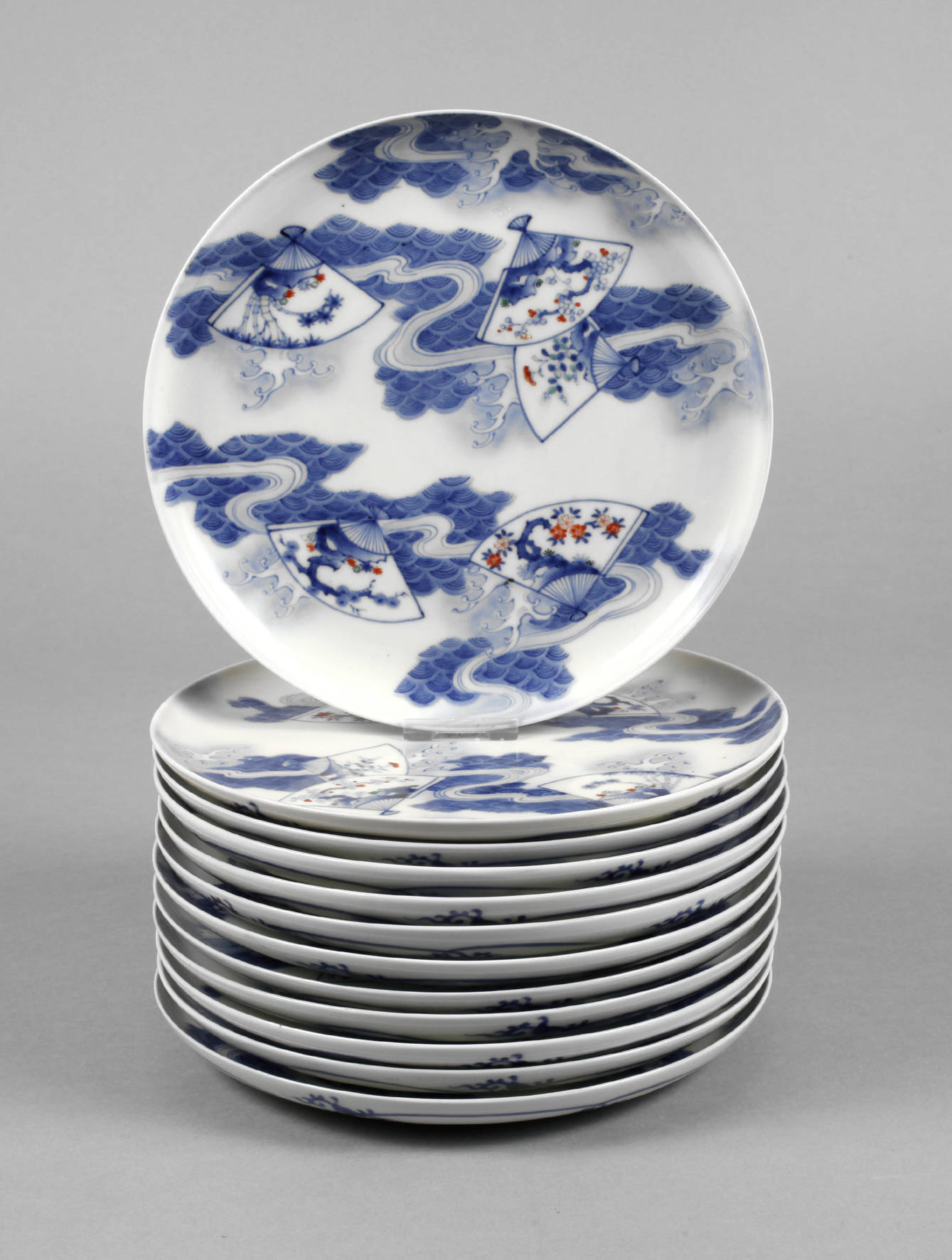 Zwölf Teller Japan mit Schuppenmuster und Fächern