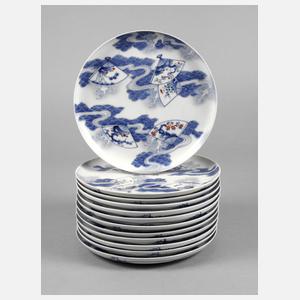 Zwölf Teller Japan mit Schuppenmuster und Fächern