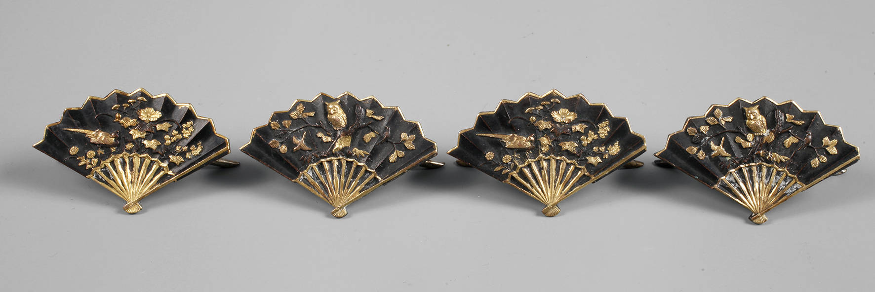 Vier Platzkartenhalter