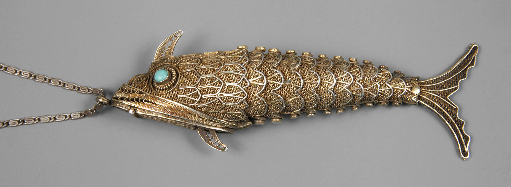 Großer Fischanhänger als Pillendose