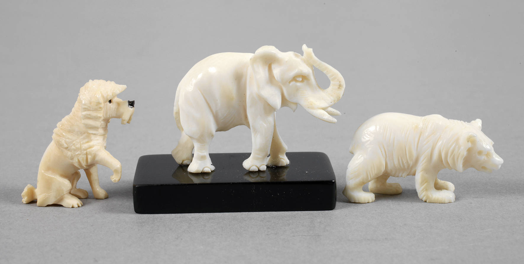 Drei Elfenbeinfiguren