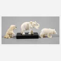 Drei Elfenbeinfiguren111