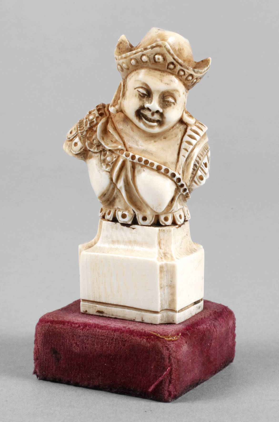 Feine Elfenbeinschnitzerei