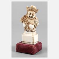 Feine Elfenbeinschnitzerei111