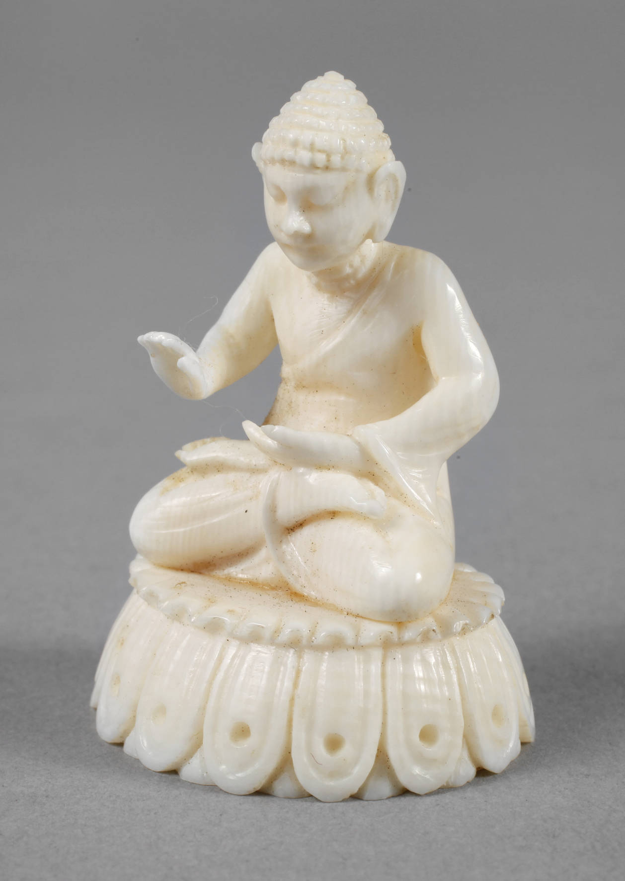 Feine Elfenbeinschnitzerei