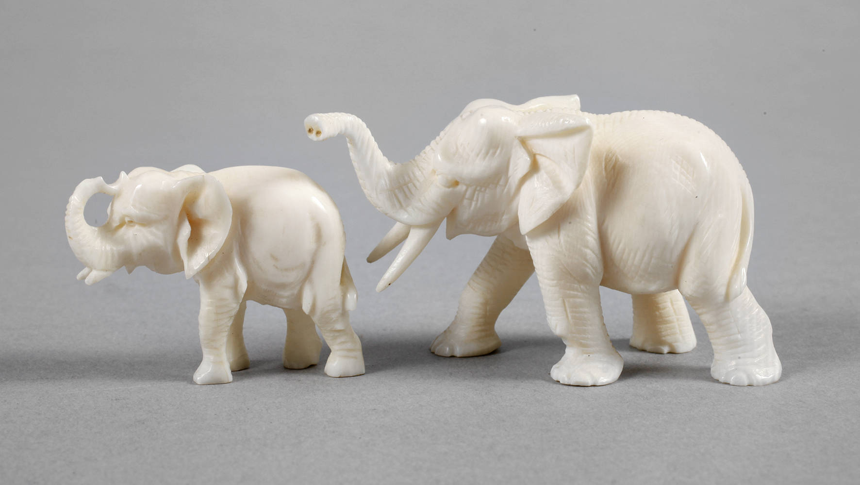 Zwei Elfenbeinschnitzereien