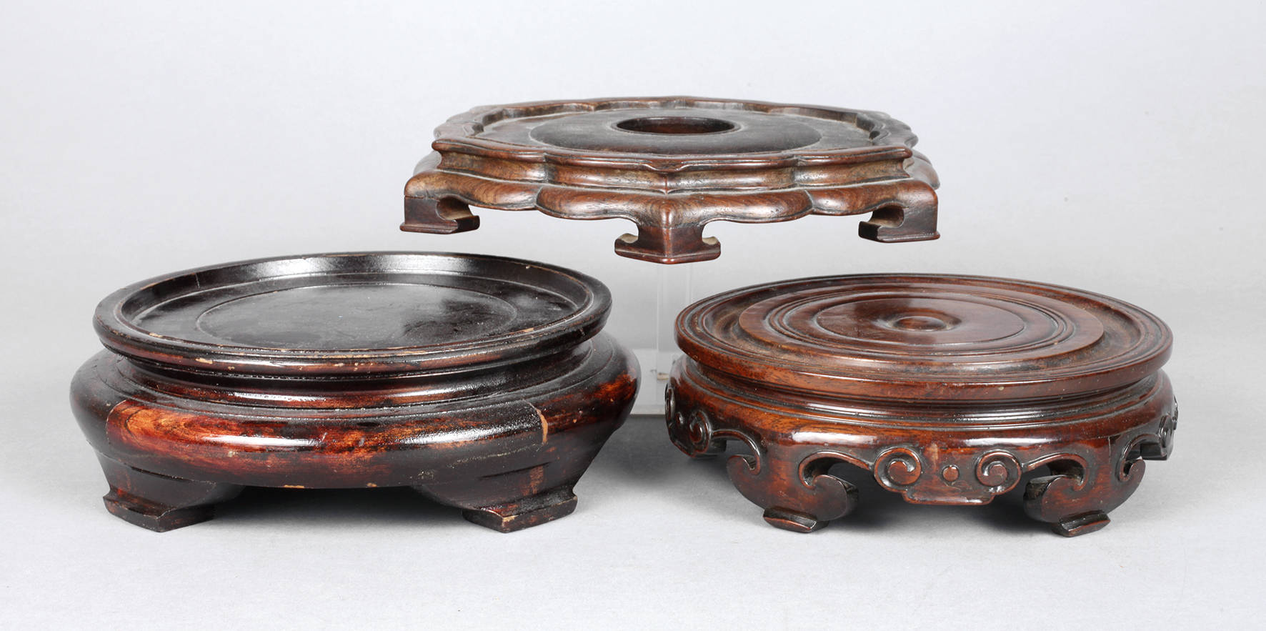 Drei geschnitzte Holzsockel