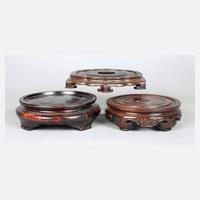 Drei geschnitzte Holzsockel111