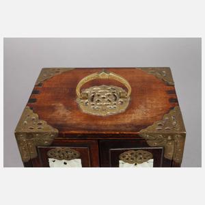 Zierschränkchen China