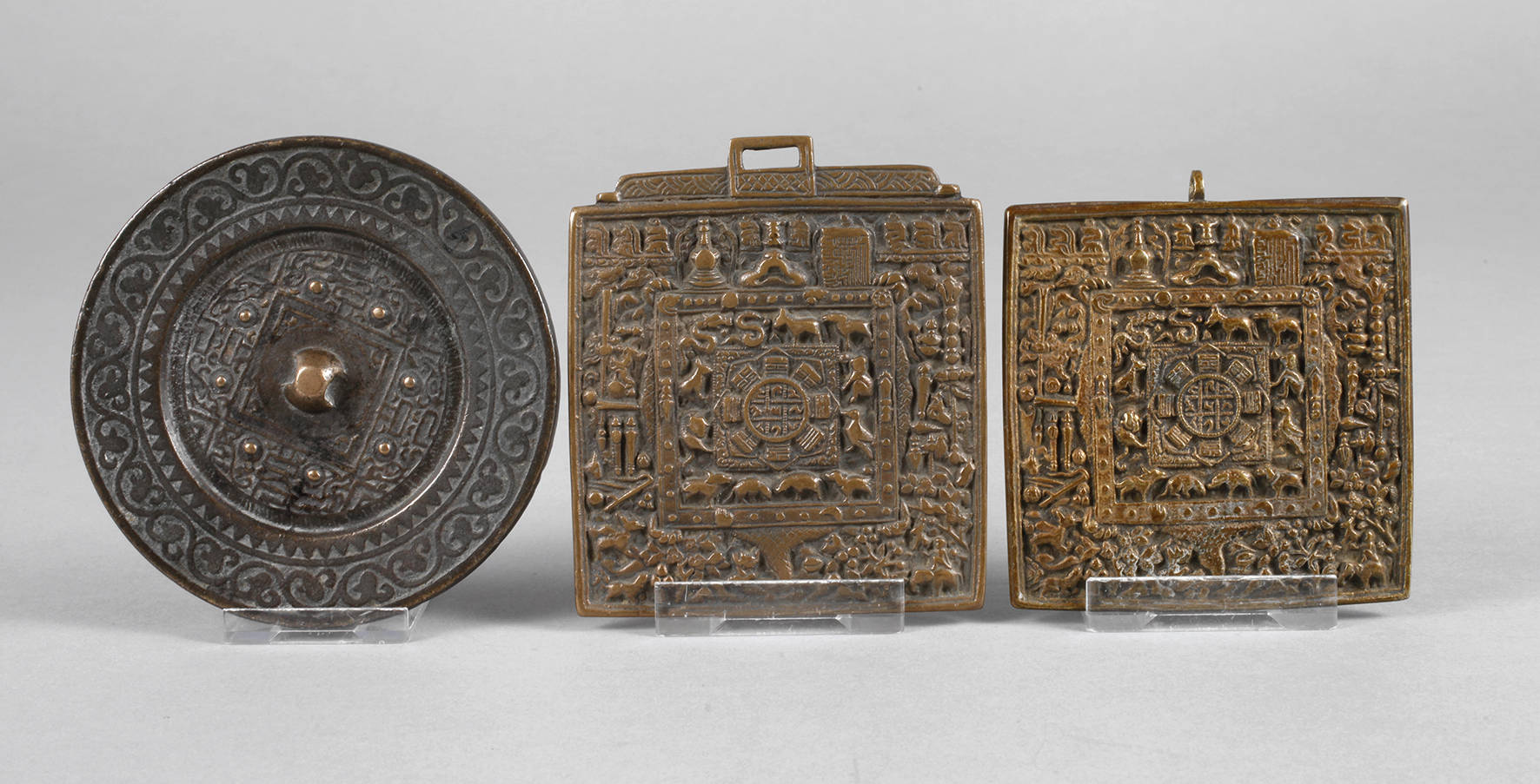 Drei Bronzereliefs Tibet