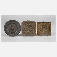 Drei Bronzereliefs Tibet111