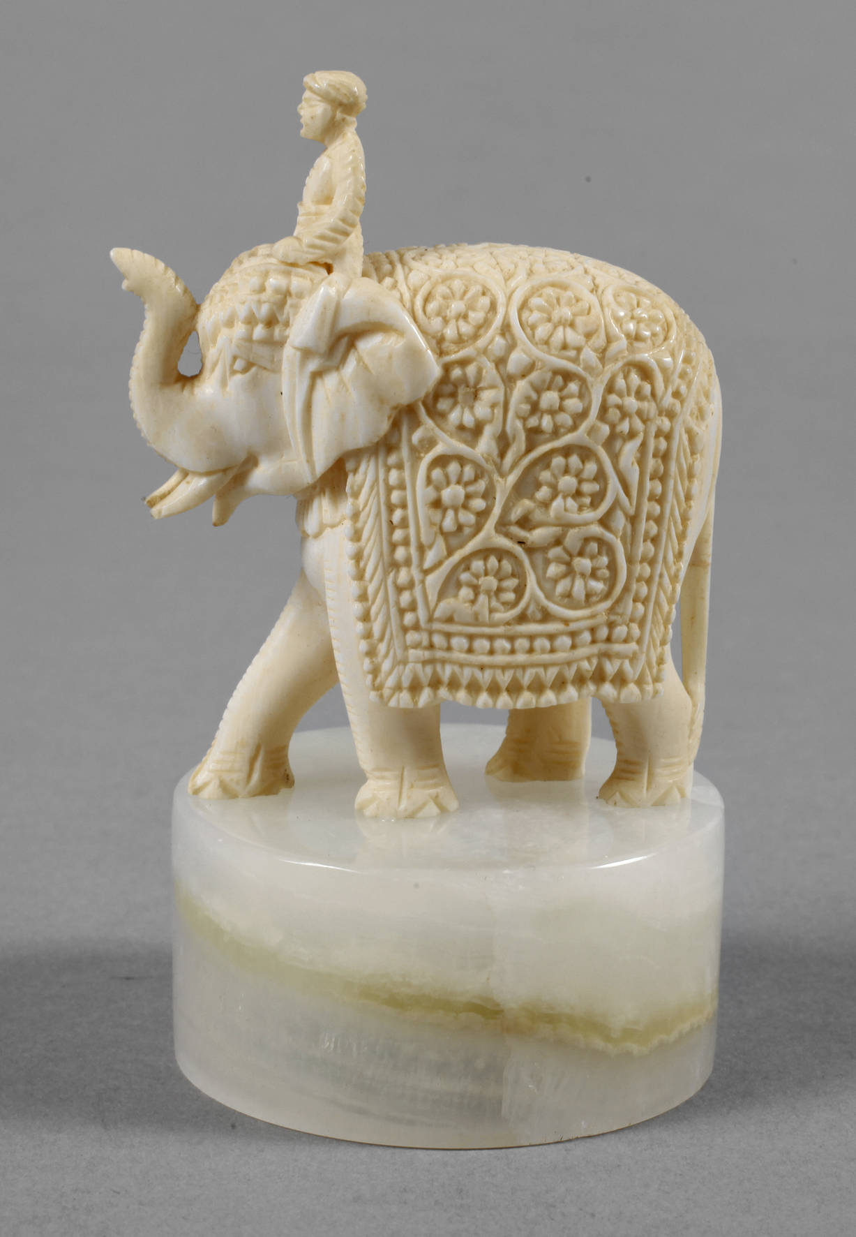 Figürliche Elfenbeinschnitzerei