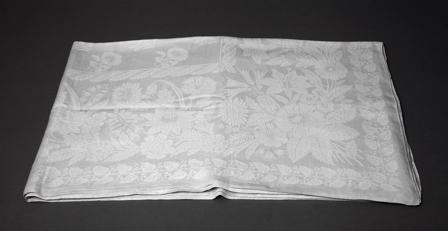 Prachttafeltuch mit Blumendekor