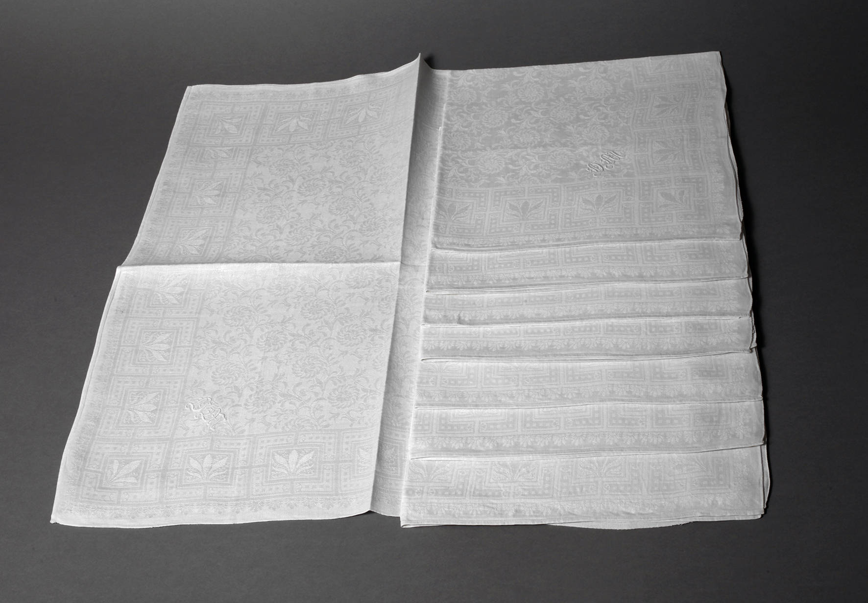 Acht Servietten Historismus