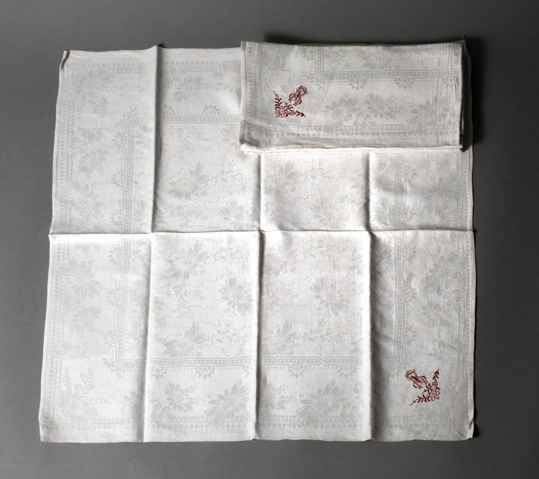 Sechs Servietten Blütendekor