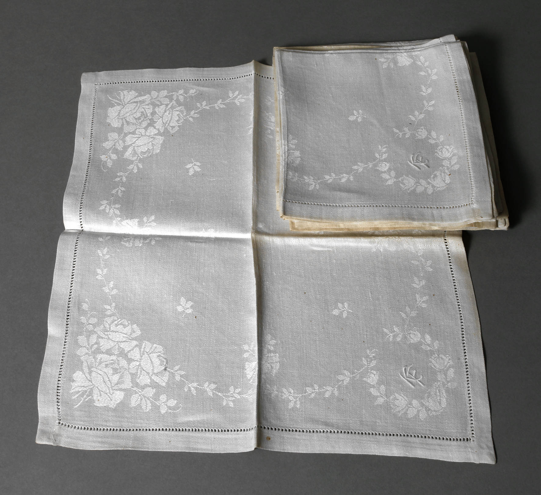 zwölf Servietten Rosendekor