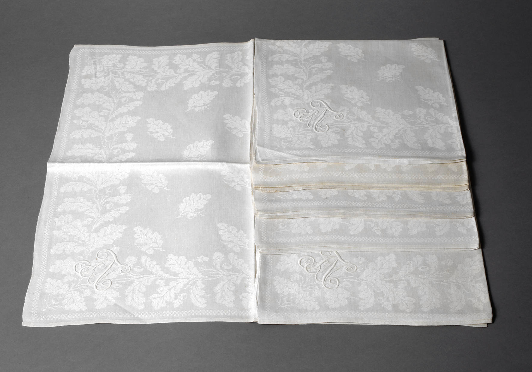 Sechs Servietten Eichenlaubdekor