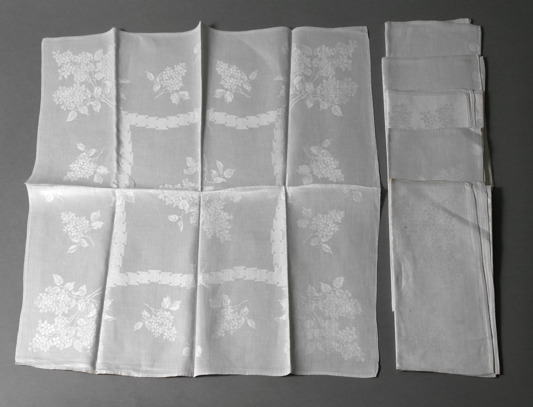 Sechs Servietten Fliederdekor