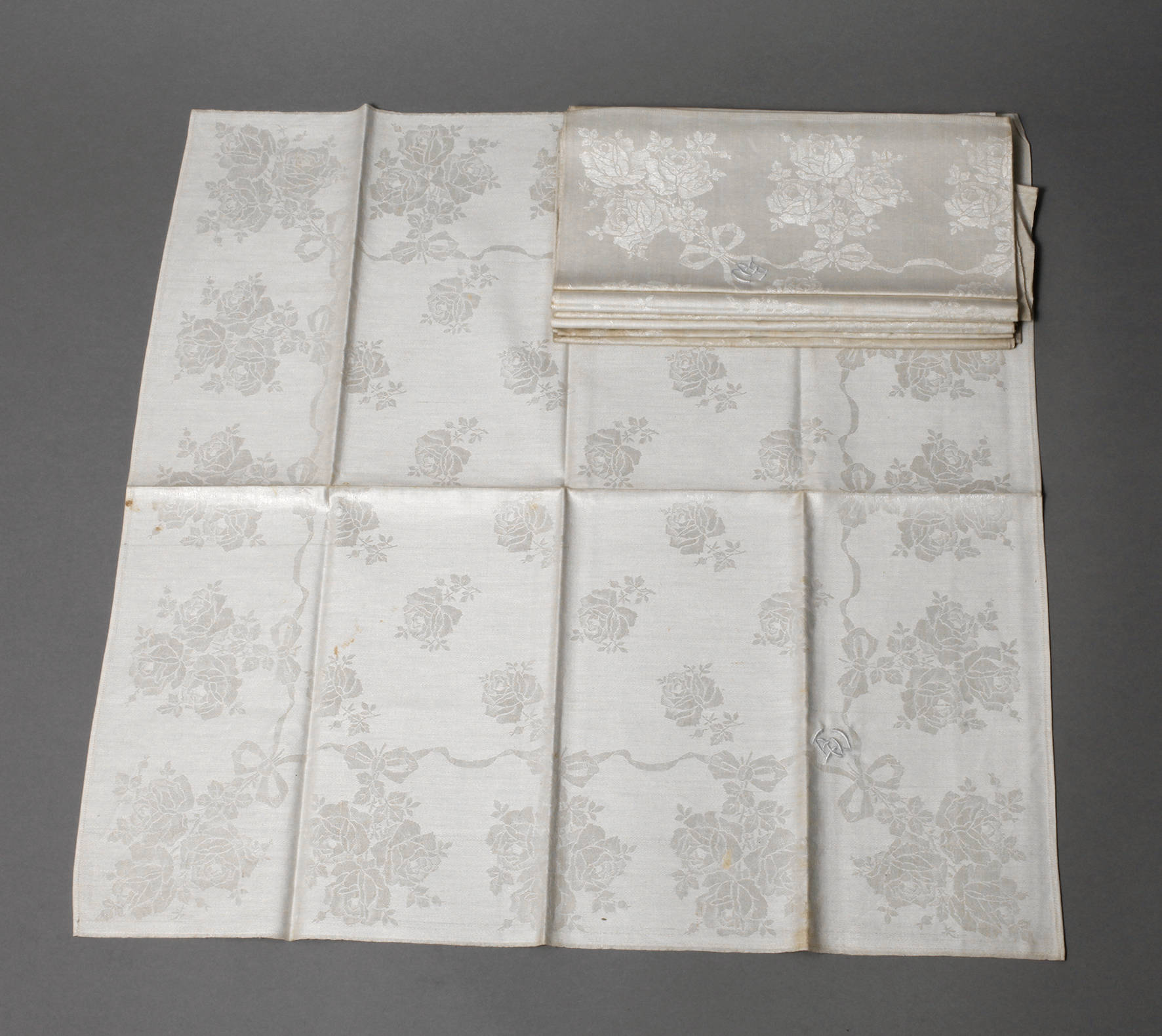 Sechs Servietten Rosendekor