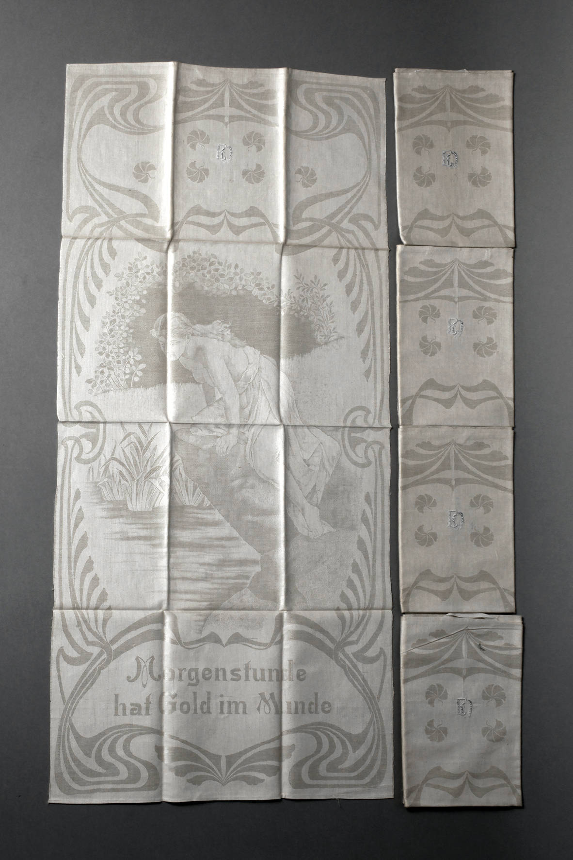 Fünf Gebilddamst-Handtücher Jugendstil