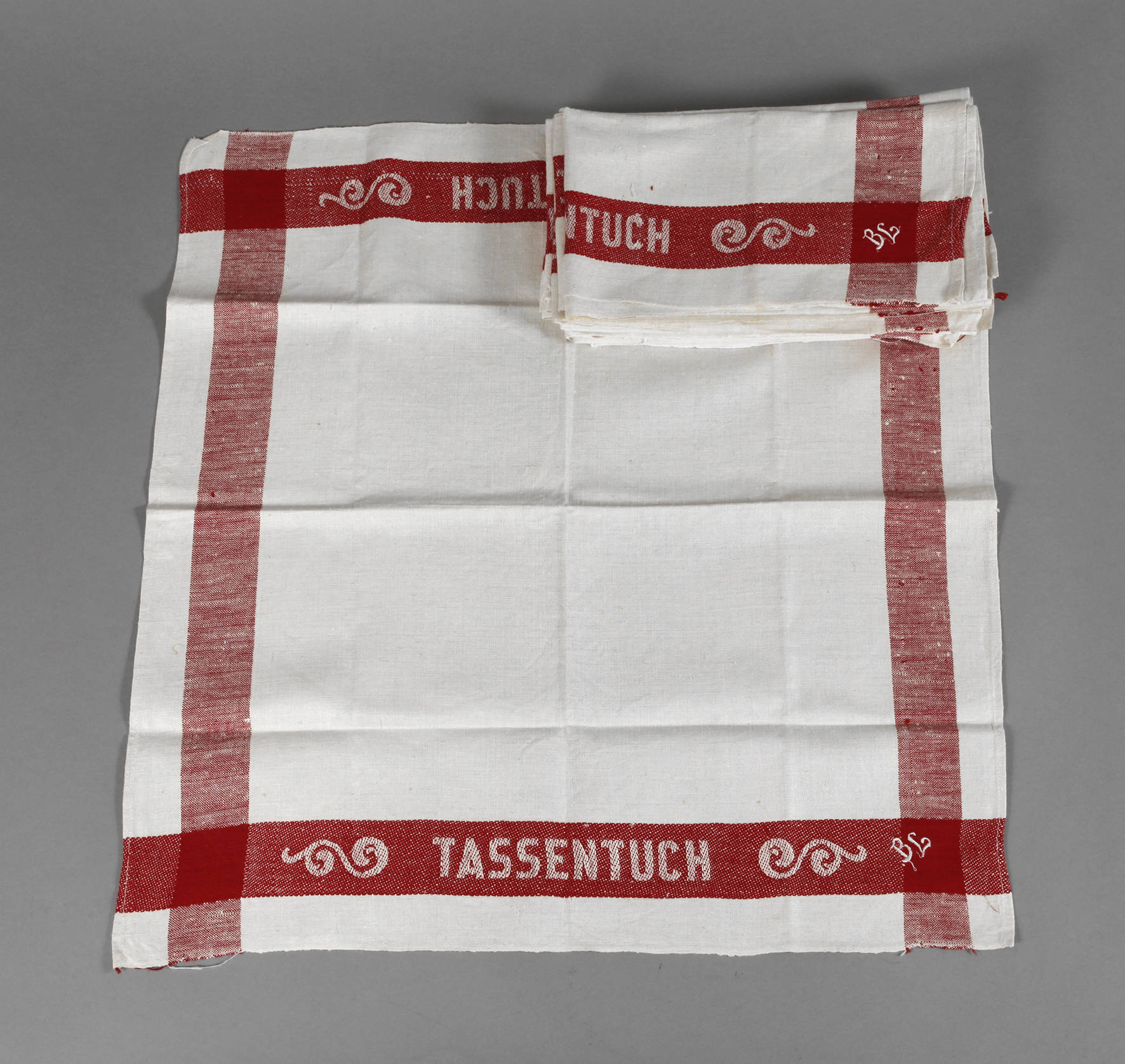 Acht Küchentücher als Tassentücher