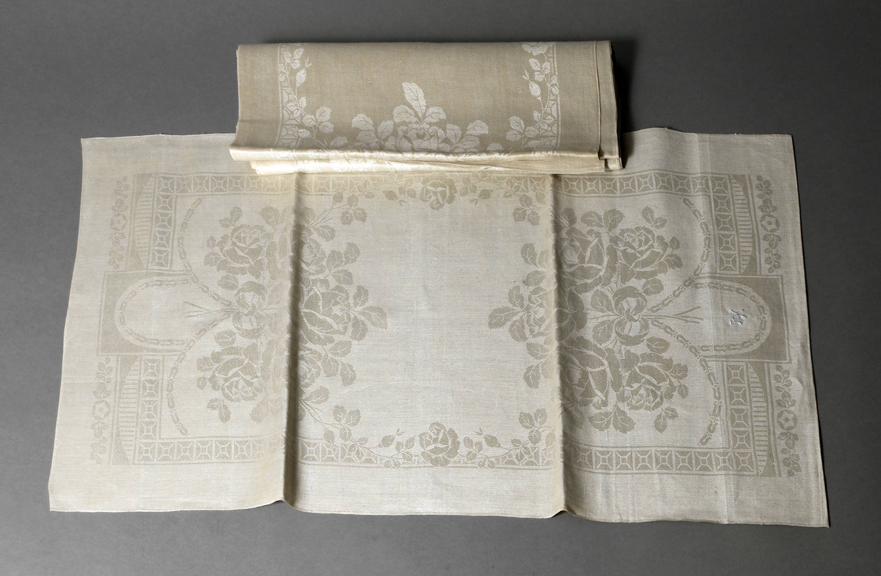 Sechs Handtücher Rosendekor