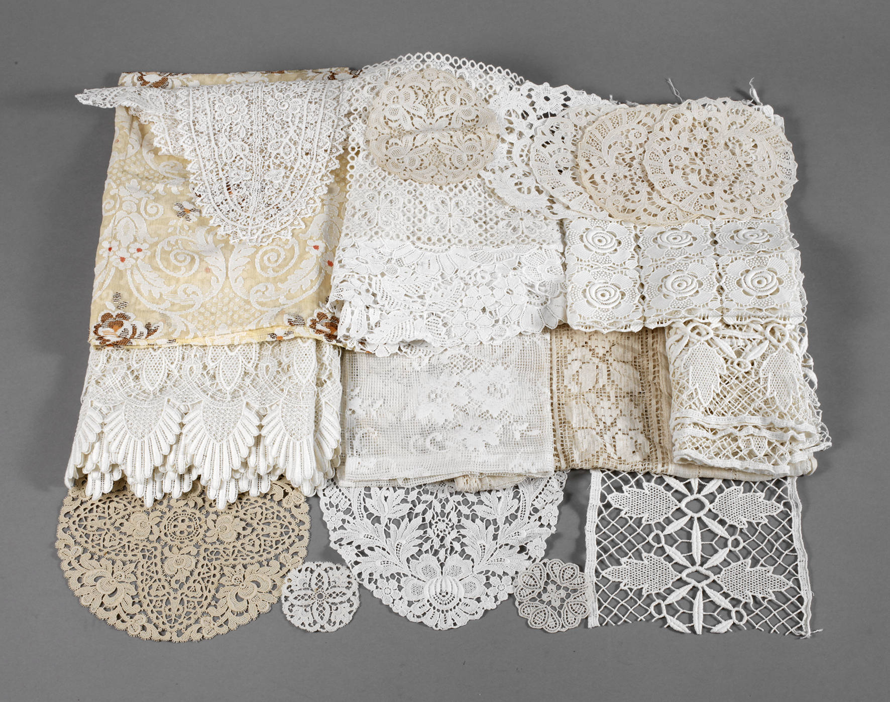 Großes Konvolut Plauener Spitze