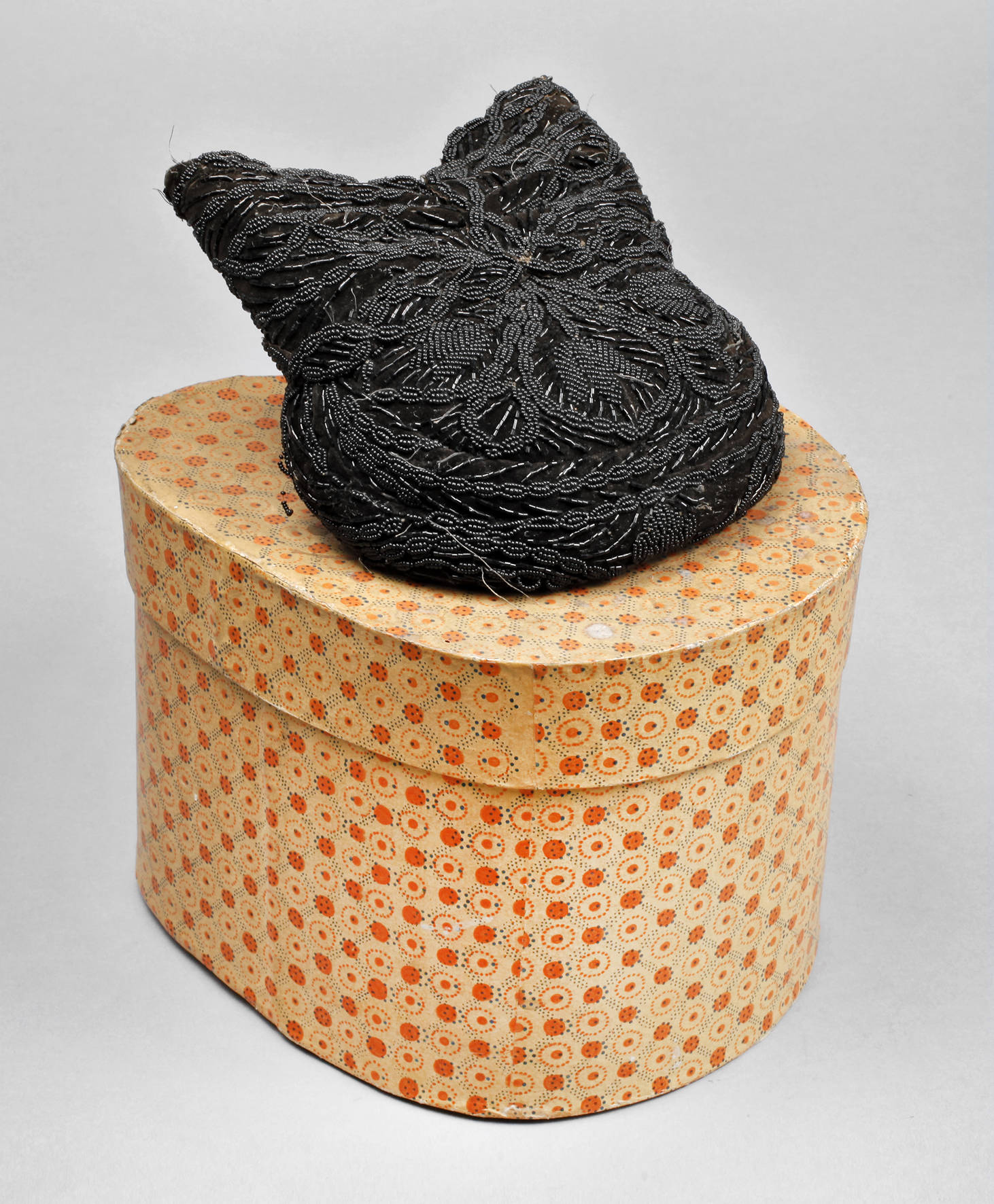 Riegelhaube mit Hutschachtel