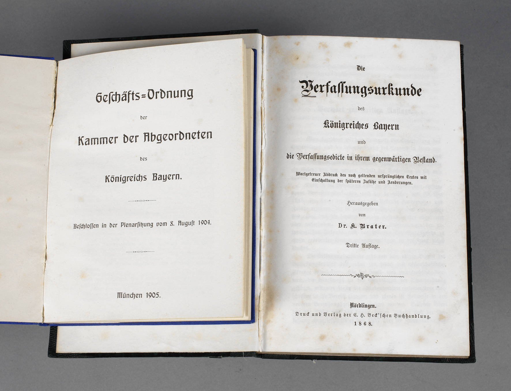 Zwei Gesetzbücher Bayern