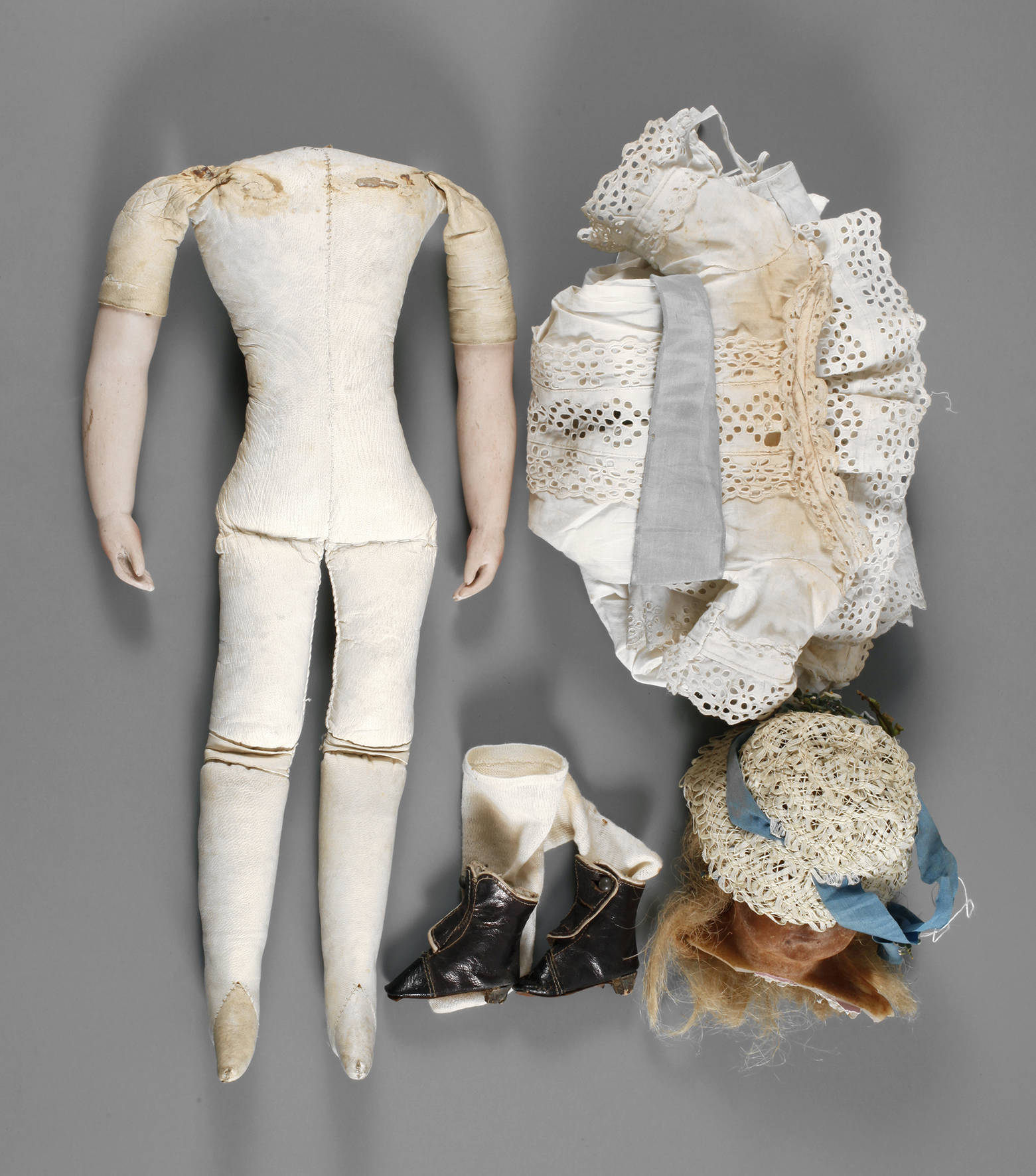 Leder-Puppenkörper mit Kleidung