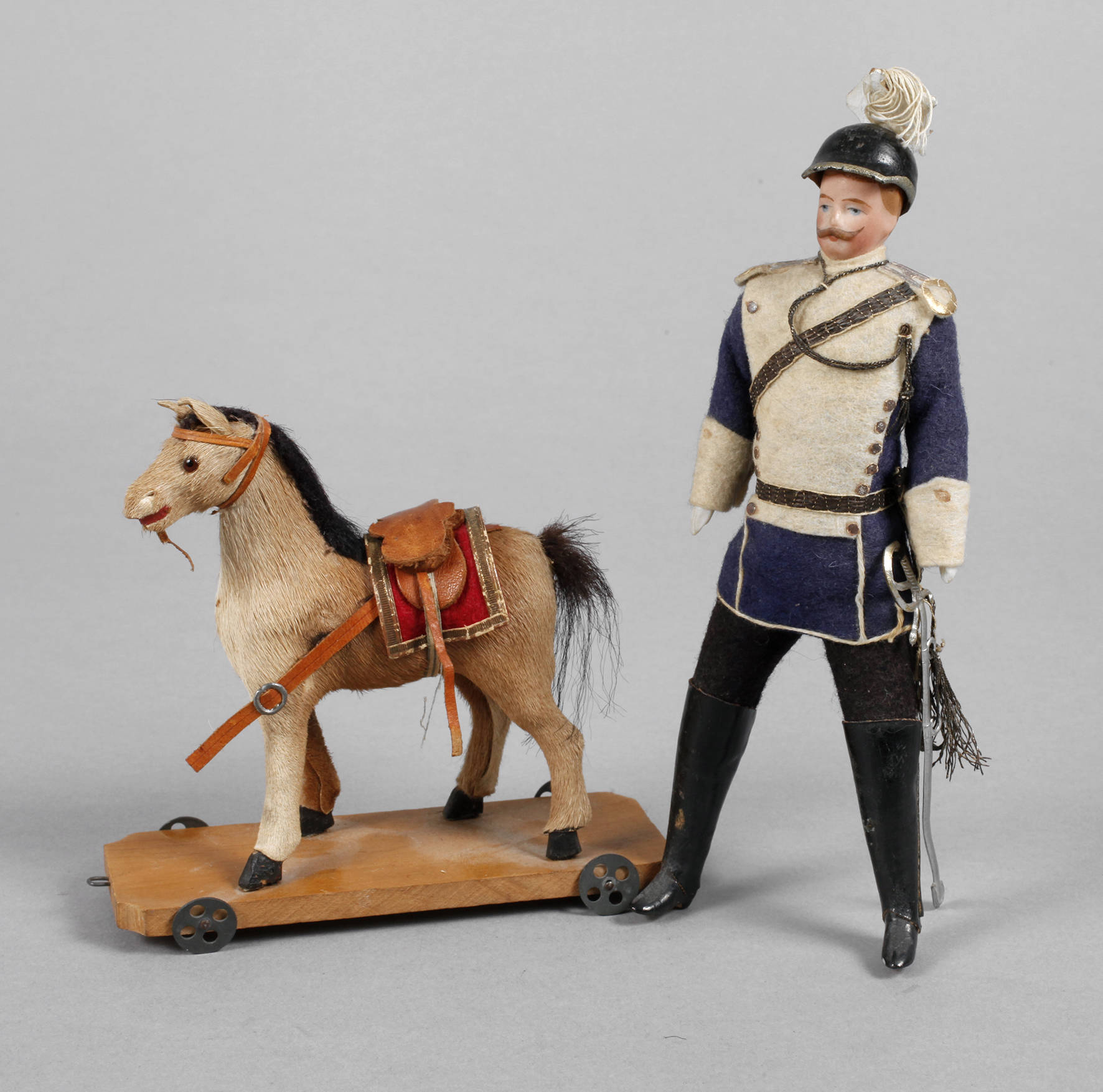 Puppenstubenpuppe als Offizier mit Pferd