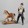 Puppenstubenpuppe als Offizier mit Pferd