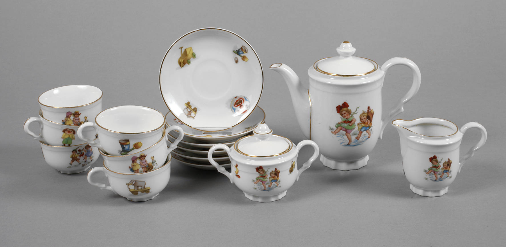 Puppenservice mit Kindermotiven